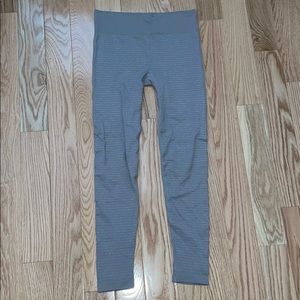 Seamless beige Athleta leggings. Size S